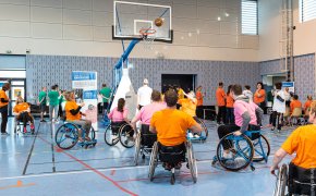Joueurs de basket fauteuil en plein match