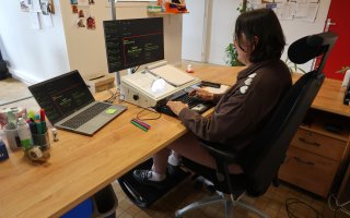 Femme avec aides techniques sur ordinateur